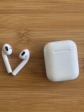 Apple AirPods 1st Generation w/ Charging Case. Tested, Great Battery, Authentic
